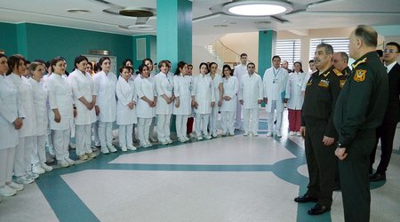 Müdafiə naziri Baş Klinik Hospitalda olub, hərbi həkimləri təbrik edib