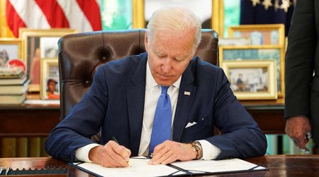 Байден подписал закон, обязывающий разведку раскрыть данные о происхождении COVID-19