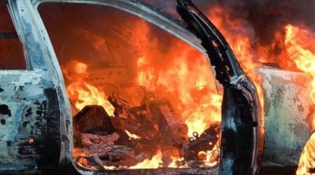 В Баку загорелся легковой автомобиль