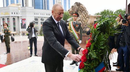 Президент Азербайджана посетил памятник Исмоили Сомони в Душанбе - ФОТО