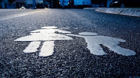 В Абшероне автомобиль сбил двух несовершеннолетних сестер, одна из них скончалась