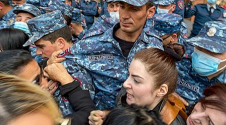 Parents of Armenian soldiers who died in 44-day war hold picket