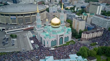 В Москве совершен праздничный намаз с участием 100 000 верующих