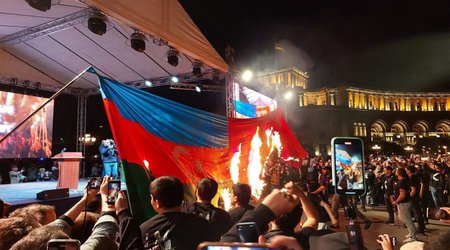 Ermənistandan növbəti təxribat: İrəvanda Azərbaycan və Türkiyə bayraqları yandırıldı