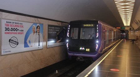 В бакинском метро пассажир упал на рельсы В бакинском метро пассажир упал на рельсы