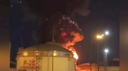 Rusiyada neft məhsulları olan rezervuar yanır