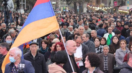 Ermənistanda ölən əsgərlərin yaxınları aksiya keçirir