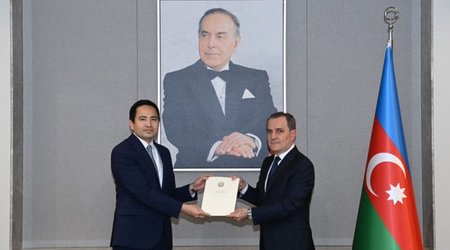 Qazaxıstanın yeni səfiri etimadnaməsinin surətini Ceyhun Bayramova təqdim edib