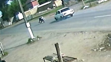 В Азербайджане автомобиль сбил школьников