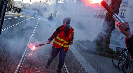 Fransa xalqı Makron administrasiyasına qarşı aksiya keçiriblər