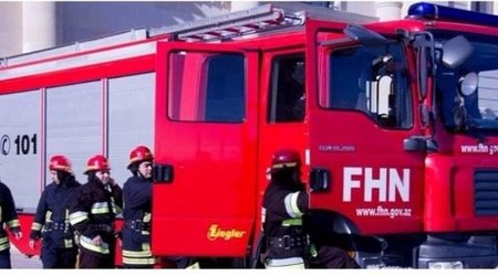 В Баку в жилом дому вспыхнул пожар, эвакуированы 8 человек