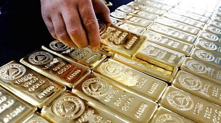 Gold falls in price slightly amid strengthening dollar