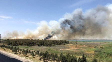 Вблизи Джейранбатанского водохранилища вспыхнул пожар на открытой местности