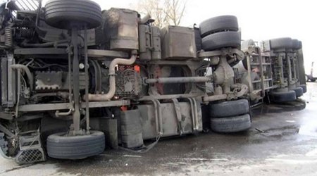 На дороге Баку-Газах столкнулись грузовики, погибли два человека