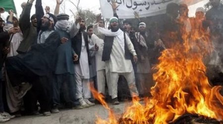 Taliban Əfqanıstanda musiqi alətlərini yandırıb