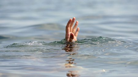 В Шеки автомобиль врезался в дерево, погибли 4 человека