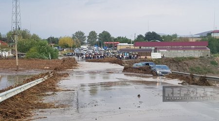 Дорога Баку-Шамахы-Евлах затоплена, движение автомобилей остановлено