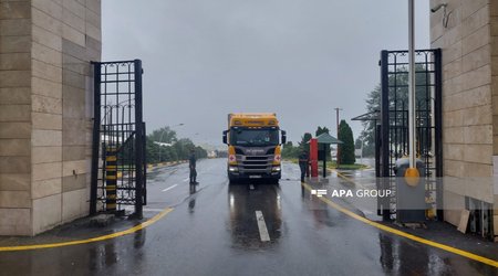 Задерживается проезд автомобиля с продовольствием, отправленного Россией в Ханкенди для армянского населения, проживающего в Карабахе