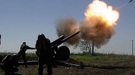 Азербайджанские войска под артиллерийским обстрелом