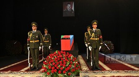 Проходит церемония прощания с национальным героем Риадом Ахмедовым