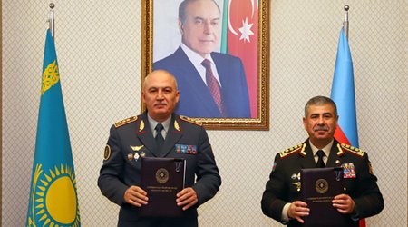 Министр обороны Казахстана прилетел в Баку
