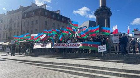 Азербайджанцы протестуют в Варшаве против минного террора Армении