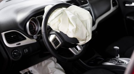 В Баку столкнулись два автомобиля, есть пострадавшая