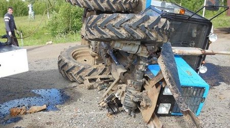 В Шеки легковой автомобиль столкнулся с трактором, погиб один человек