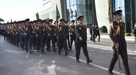 В Баку прошли шествия военнослужащих в связи с Днем Победы