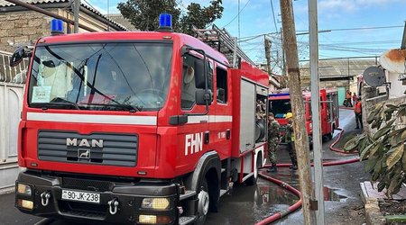 В поселке НЗС Хатаинского района Баку возник пожар в жилом доме