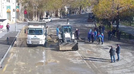 Ограничено движение транспорта на участке одной из центральных улиц Баку