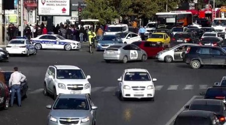 Алиев распорядился капитально отремонтировать дороги в Баку
