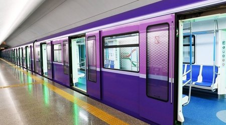 В бакинском метро пассажир упал на рельсы