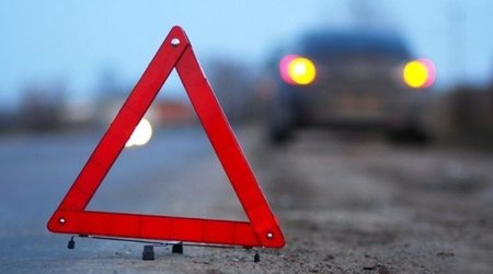 В Загатале микроавтобус столкнулся с легковым автомобилем, есть пострадавшие