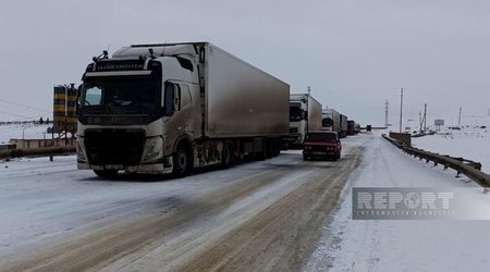 На магистрали Баку-Губа возникли затруднения для движения фур