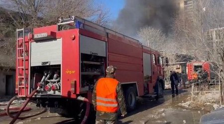 Число погибших при взрыве в мебельном цехе в Баку возросло до десяти человек