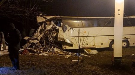 В России при столкновении автобуса с грузовиком погибли пять человек