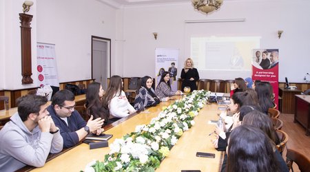 Yelo Bank tələbələr üçün "Karyera Günləri" təşkil edib
