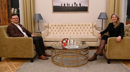 Canadian, Ukrainian FMs mull issue of providing military aid to Kyiv