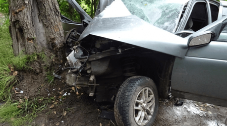 В Огузском районе автомобиль врезался в дерево: есть пострадавшие