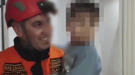 Спасатели МЧС вызволили оказавшегося в беспомощном состоянии трехлетнего мальчика