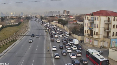 В Баку на ряде улиц и проспектов наблюдаются заторы