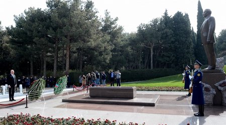 Председатель Народного собрания Болгарии посетил могилу Гейдара Алиева