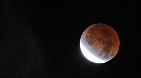 Началось первое лунное затмение в этом году