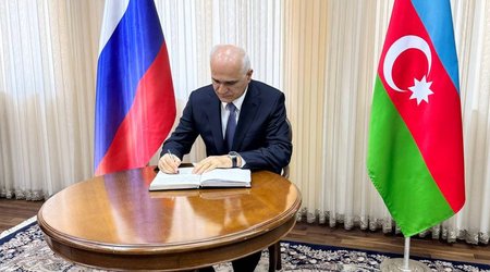 Шахин Мустафаев оставил запись в книге соболезнований в посольстве РФ в Баку