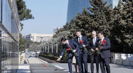 Energy Minister of Romania visits Alley of Martyrs in Baku