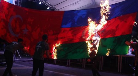 İrəvanda Azərbaycan və Türkiyə bayraqları yandırılıb - VİDEO