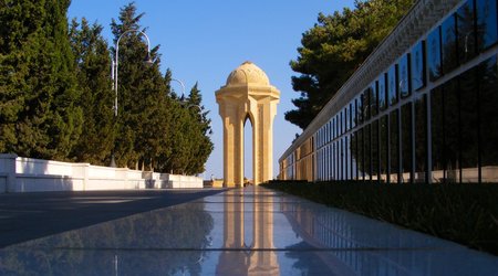 Президент Болгарии посетил Аллею шехидов в Баку