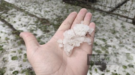 В Гахе выпал град, дождевая вода затопила дворы