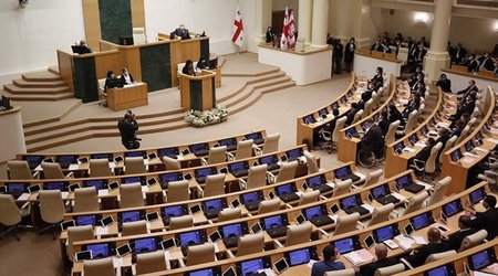 Gürcüstan parlamenti “xarici təsir” qanununa qoyulan vetonu ləğv edib